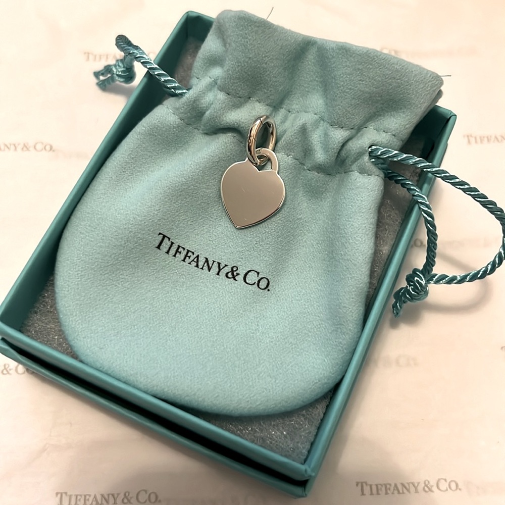 100% Authentic Tiffany&Co SS Charm with clasping ring - NEW
